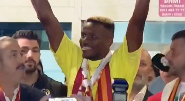 Transfer: Galatasaray fans mob Victor Osimhen after arrival from Naples [VIDEO]